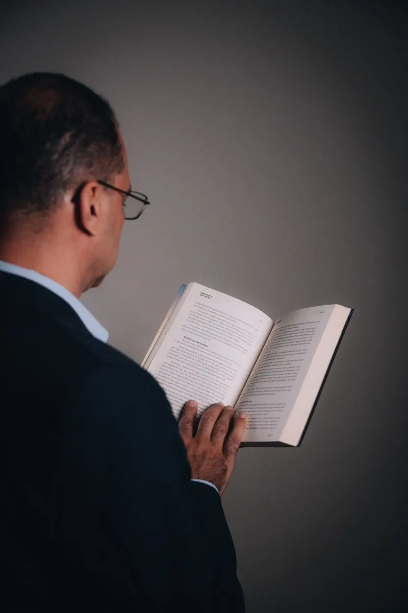 Marcos Mariano de costas, lendo o livro Construa a Sua Sorte